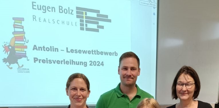 v.l. Nadine Haag (Schulsozialarbeiterin), Konrektor Florian Eiberger und Bettina Behr (Schulbibliothek)