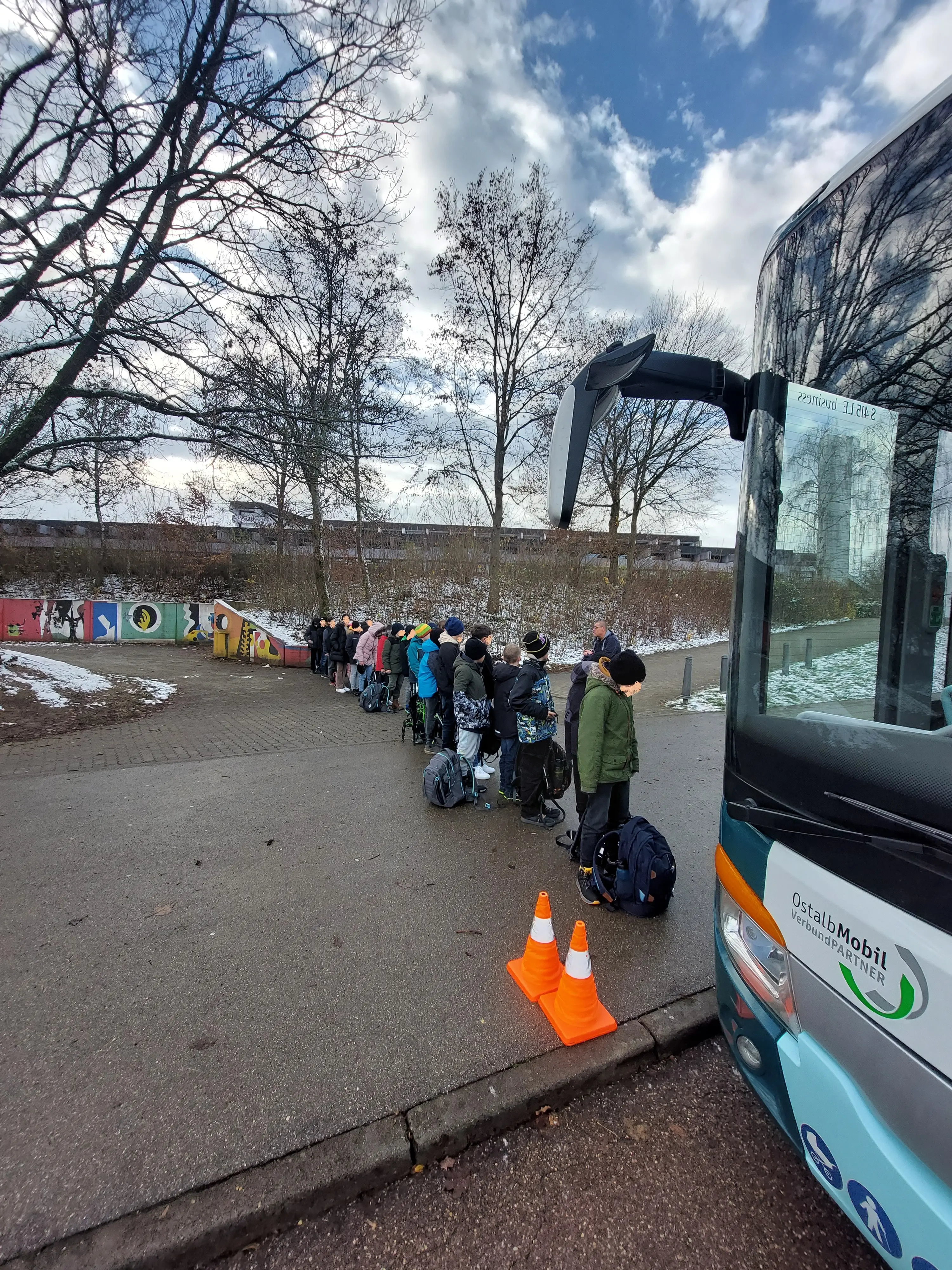 Warten vor dem Bus will gelernt sein